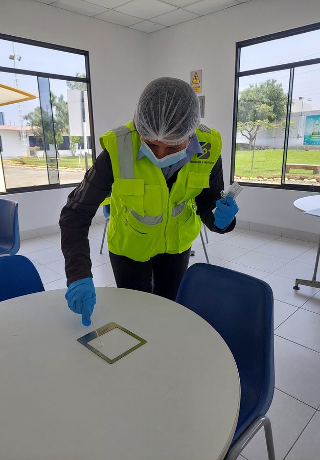 Toma de muestra en un monitoreo de agentes ocupacionales